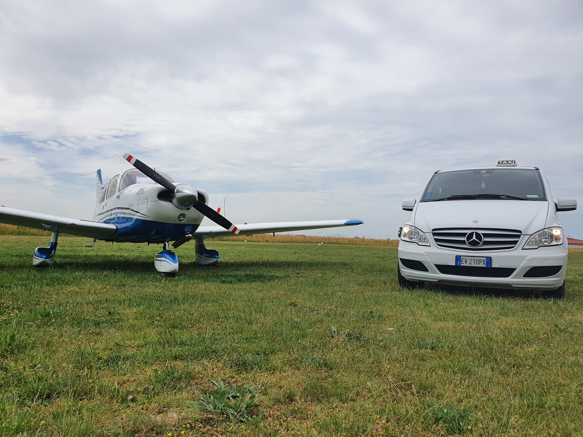 Taxi bianco Campania Taxi Service in area transfer aeroportuale Napoli