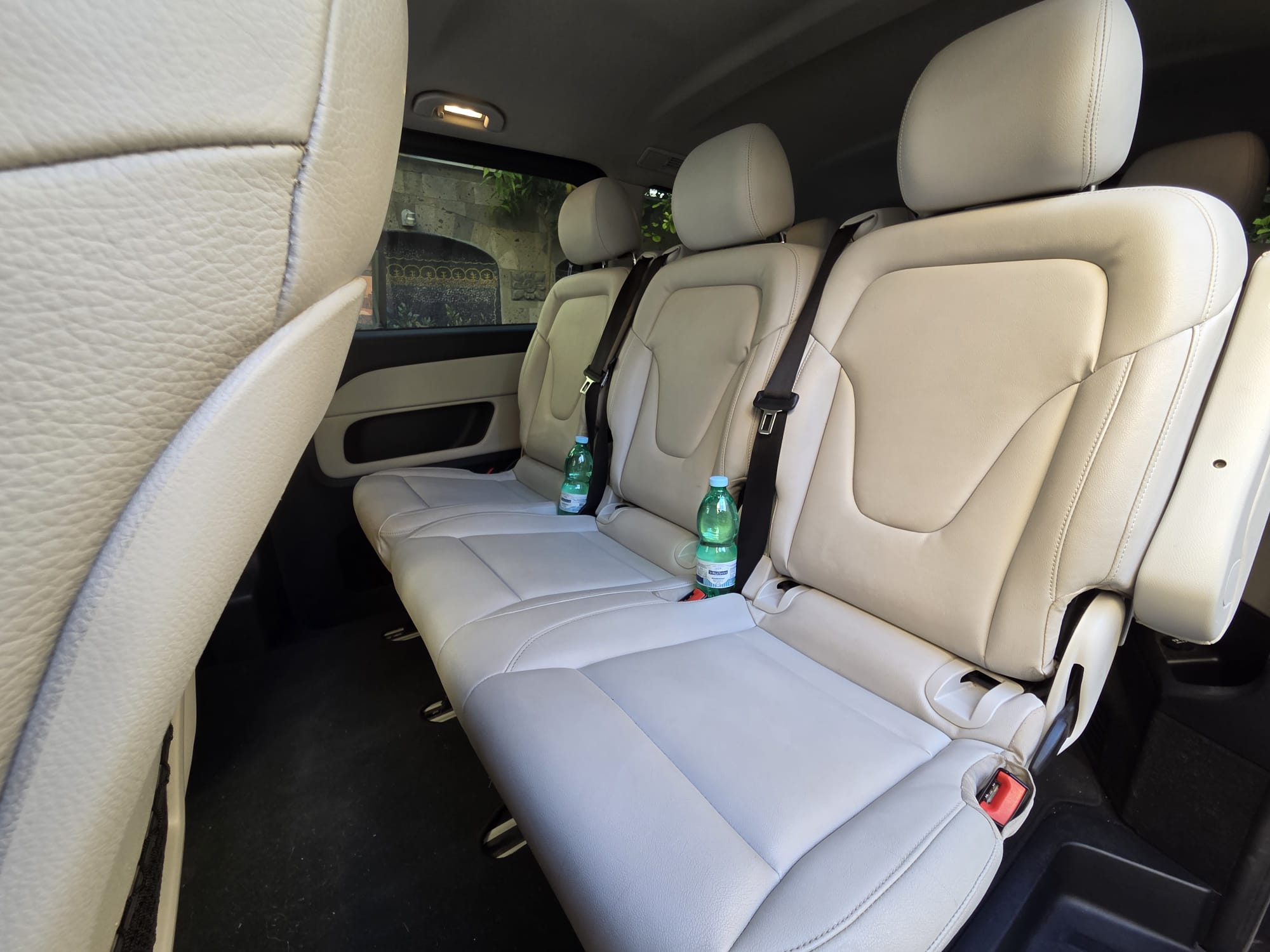 Interni beige Mercedes V-Class con tre sedili passeggeri in fila