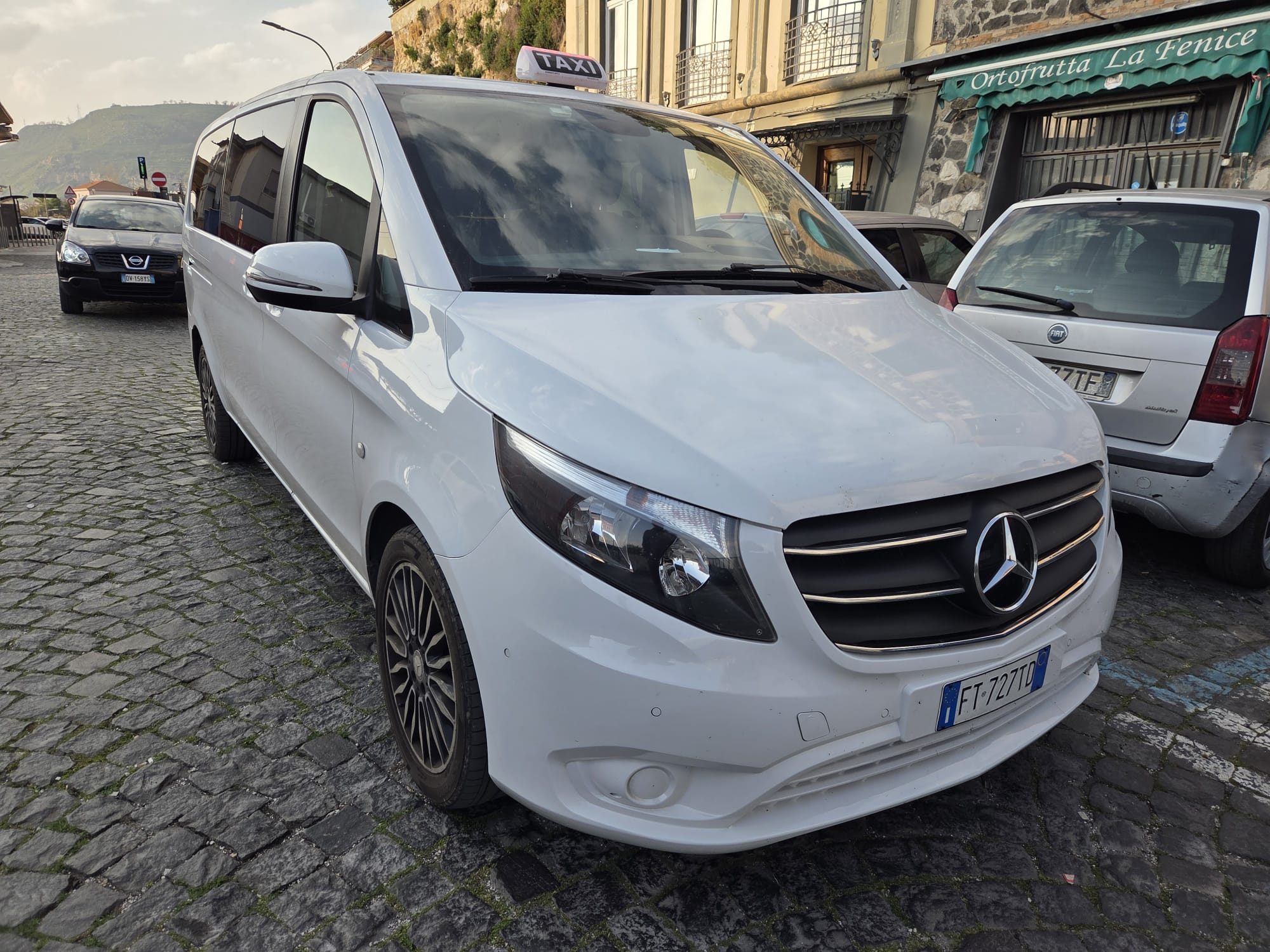 Taxi bianco Mercedes Vito con insegna TAXI visibile